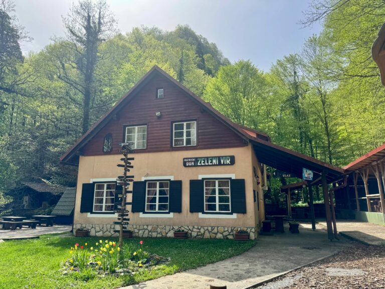 Planinarski dom u Zelenom viru s ugpstoteljskom ponudom i ležajevima